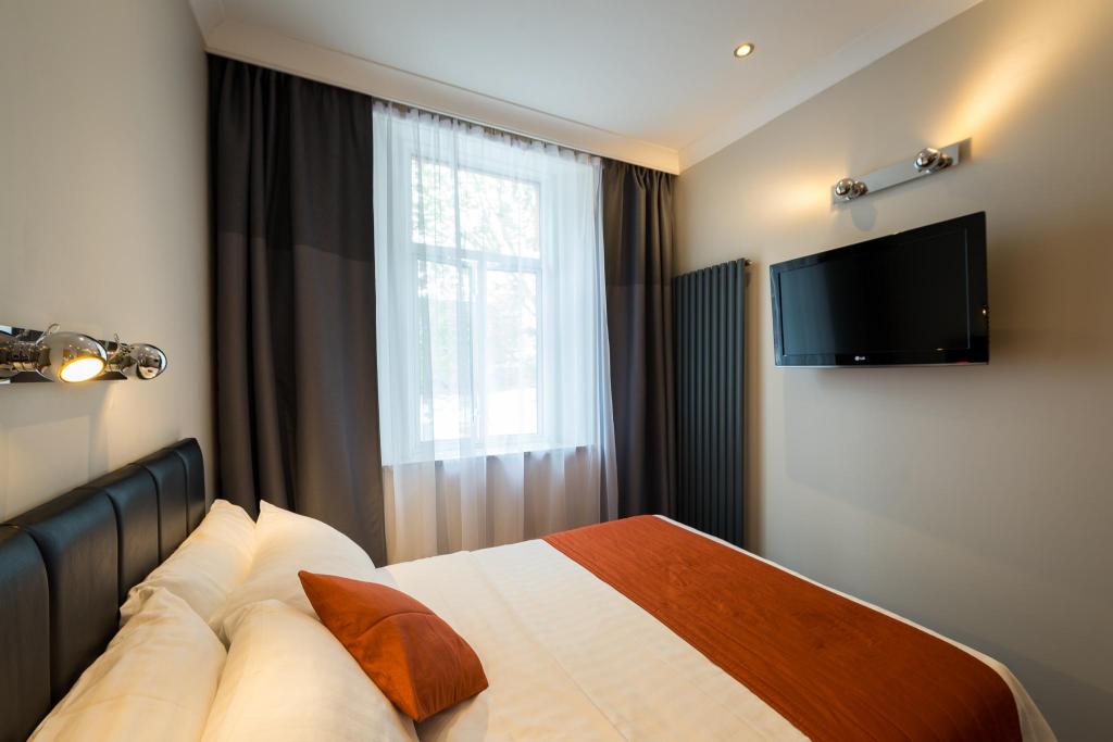 London Adria-Hotel interior