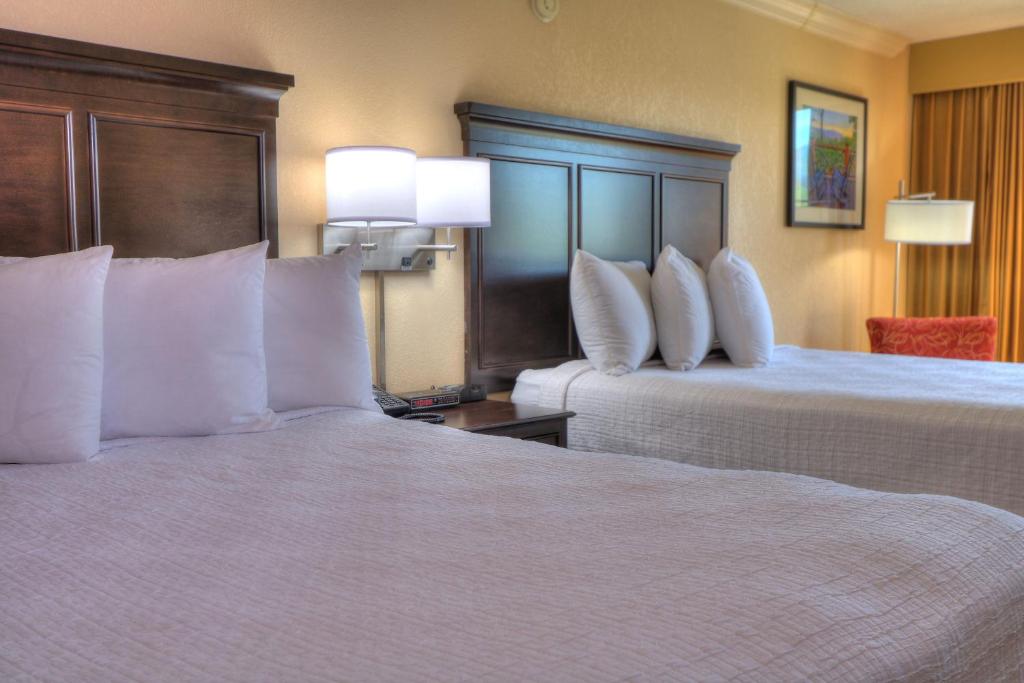 Gatlinburg Edgewater-Hotel-and-Conference-Center interior