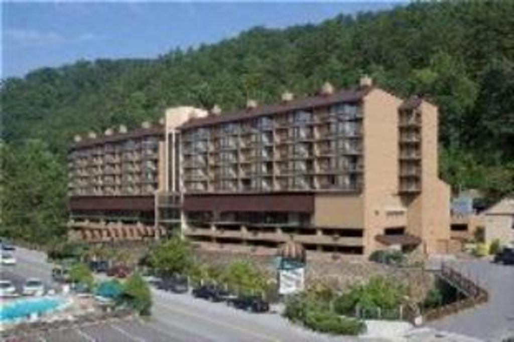 Gatlinburg Edgewater-Hotel-and-Conference-Center exterior