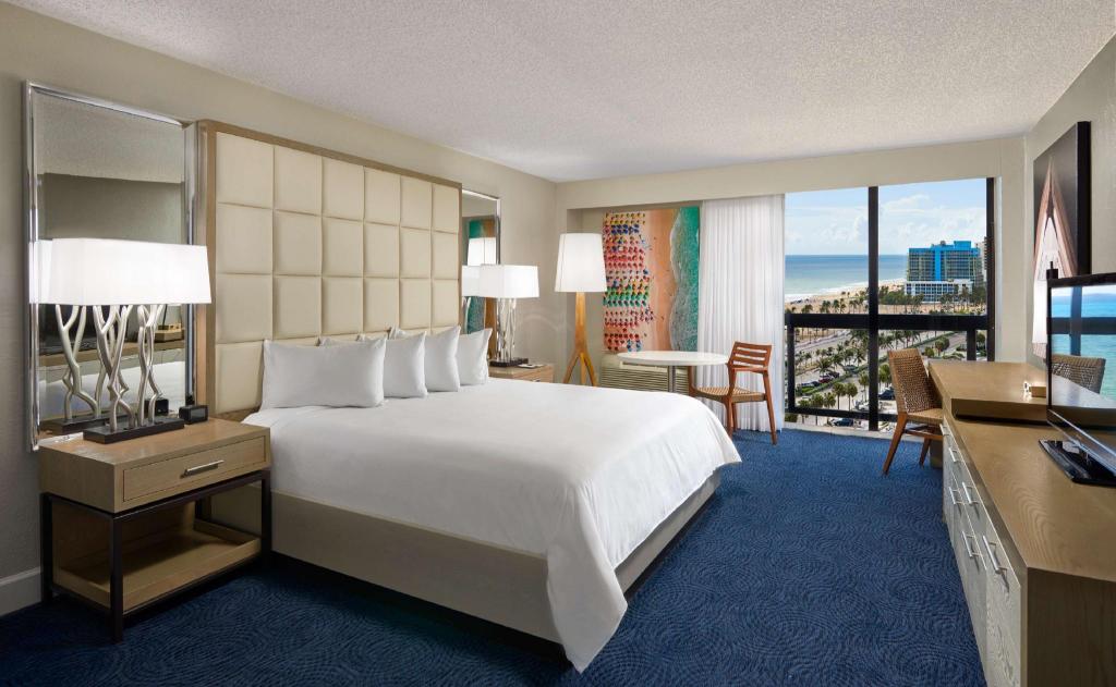 Fort-Lauderdale Bahia-Mar-Fort-Lauderdale-Beach-a-DoubleTree-by-Hilton-Hotel interior