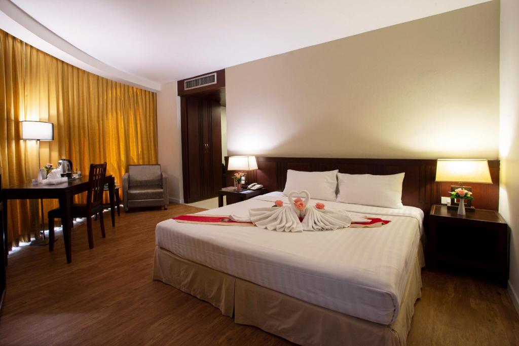 Golden Crown Grand Hotel (SHA Extra Plus)