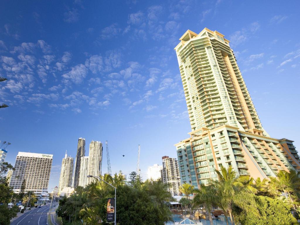 Gold-Coast Mantra-Crown-Towers-Surfers-Paradise exterior