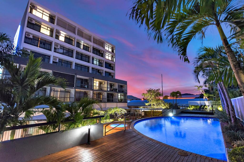 Cairns Sunshine-Tower-Hotel exterior