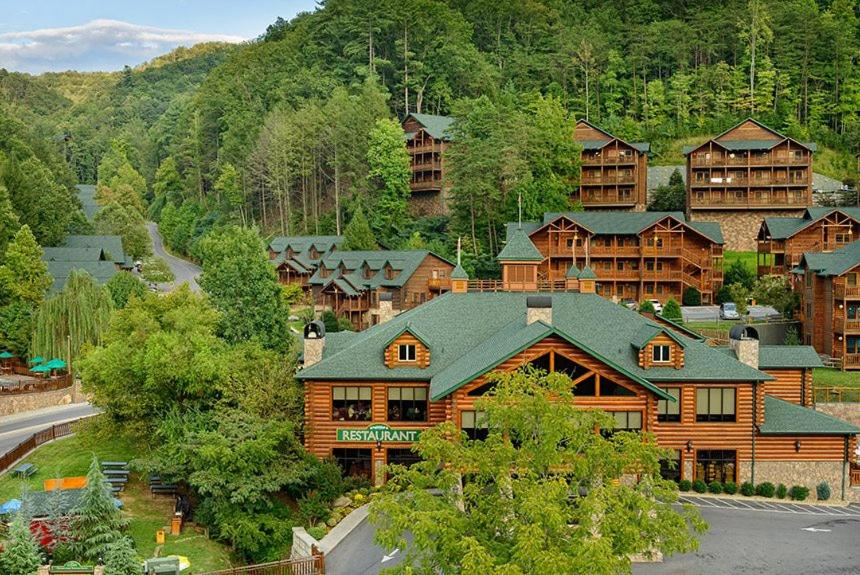 Gatlinburg Westgate-Smoky-Mountain-Resort--Waterpark exterior