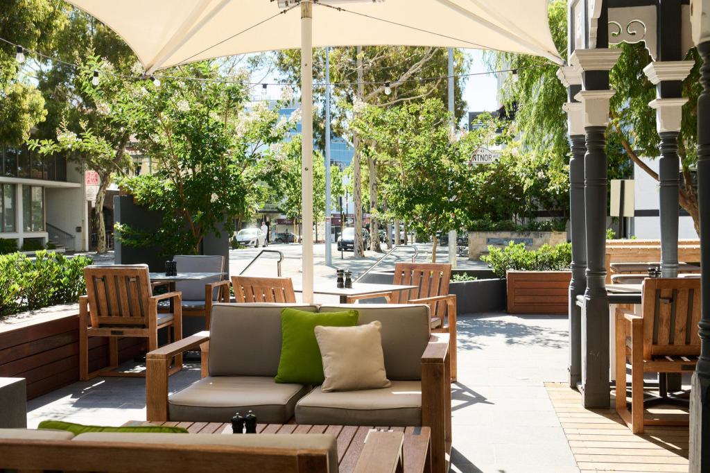 Perth Holiday-Inn-West-Perth facility