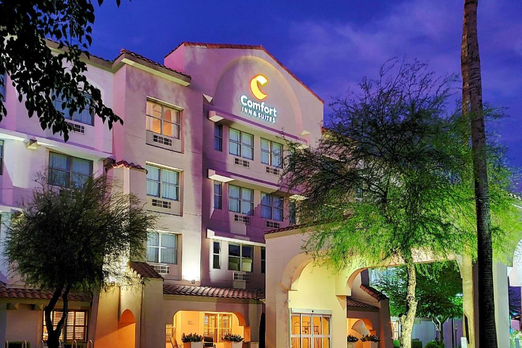 Phoenix Comfort-Inn--Suites-Tempe-Phoenix-Sky-Harbor-Airport exterior