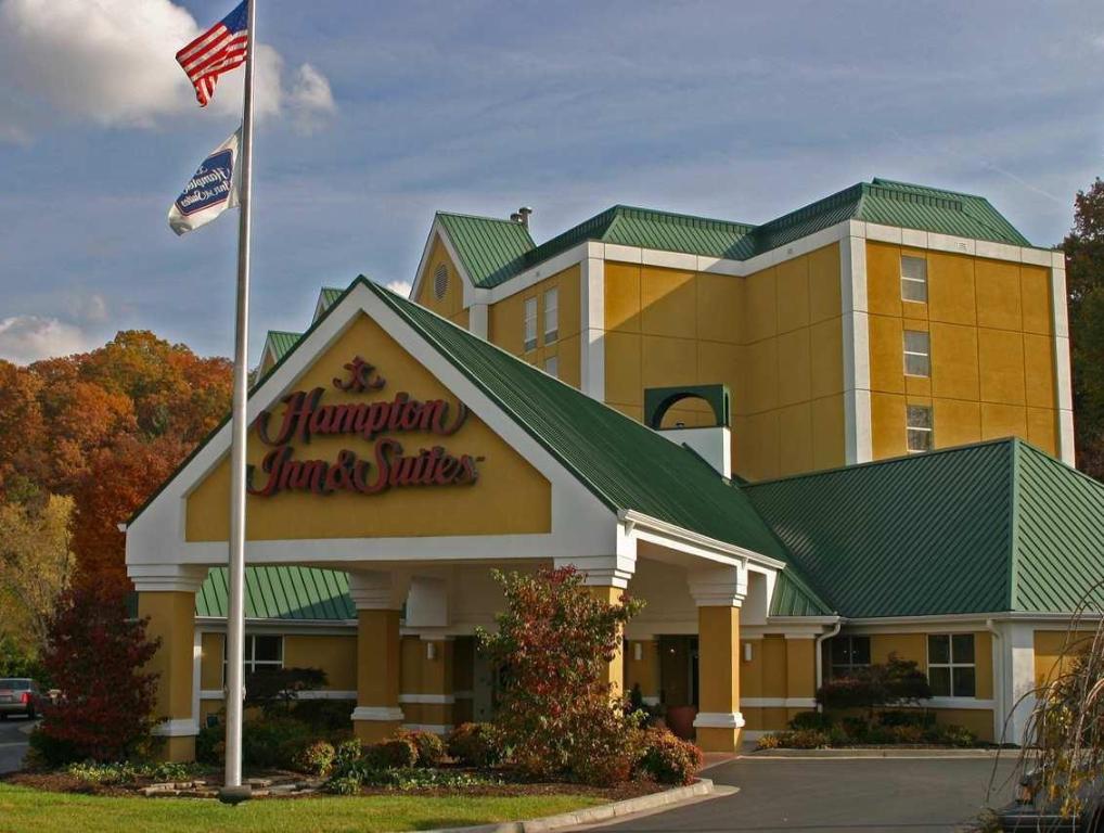 Pigeon-Forge Hampton-Inn-and-Suites-Pigeon-Forge-Music-Road exterior