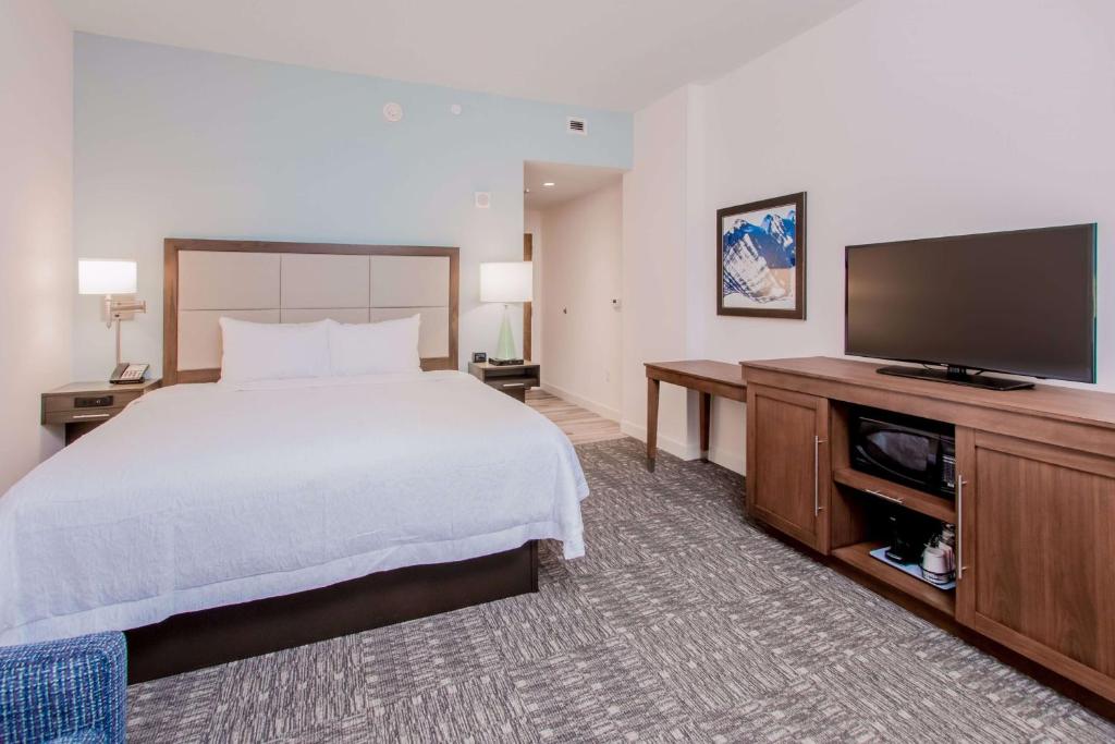 Hampton Inn & Suites Panama City Beach-Beachfront