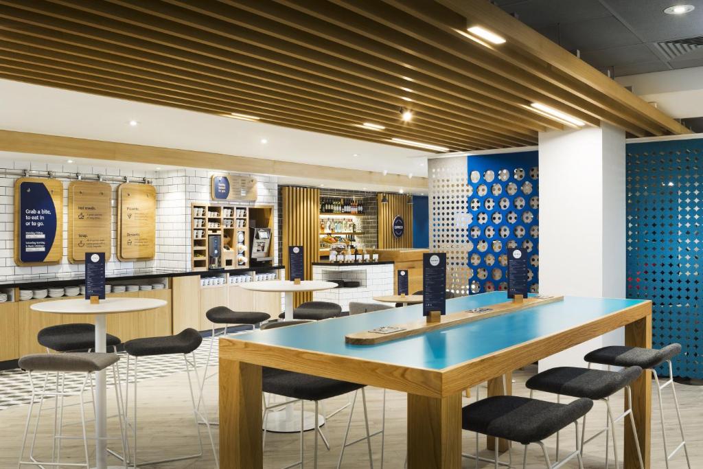 London Holiday-Inn-Express-Park-Royal facility