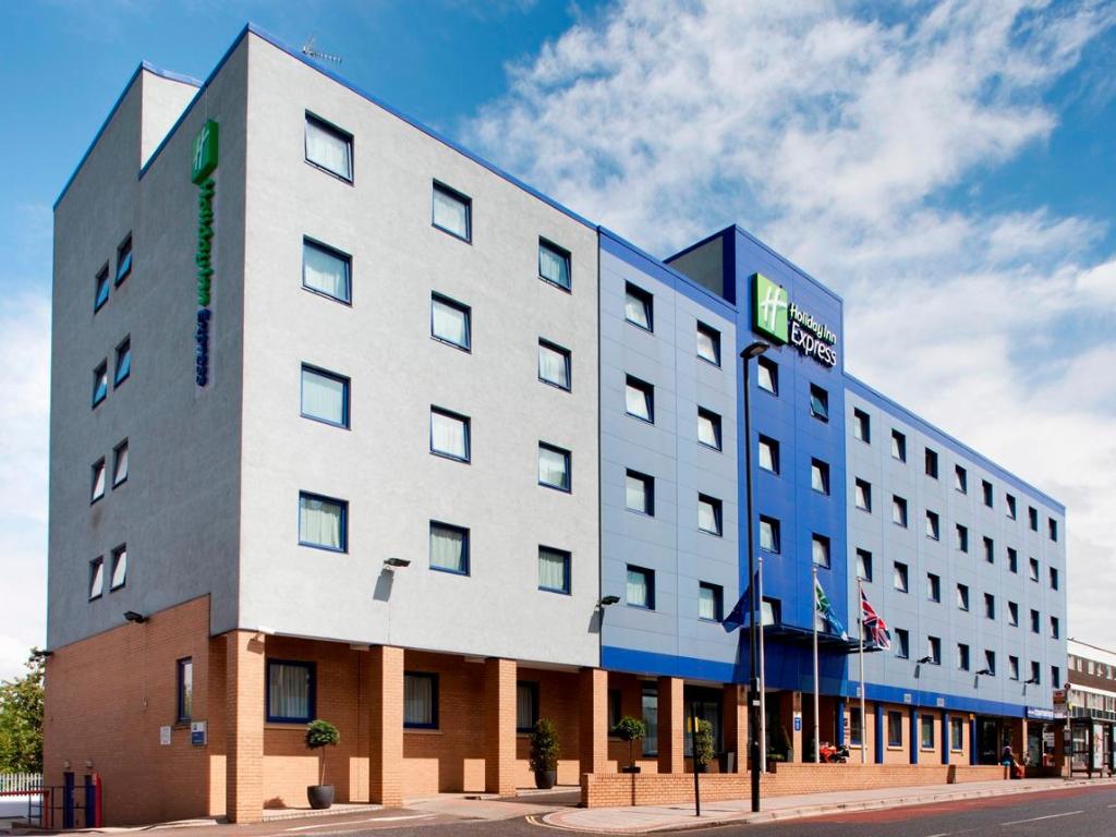 London Holiday-Inn-Express-Park-Royal exterior