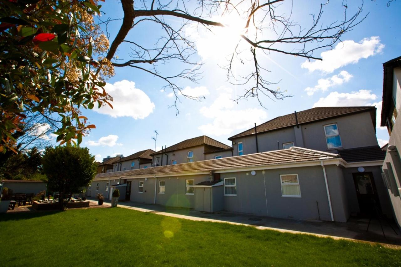 London Cranford-Hotel exterior