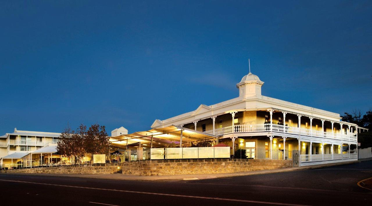 Perth Tradewinds-Hotel exterior