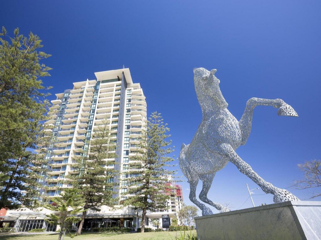 Gold-Coast Mantra-Broadbeach-on-the-Park exterior