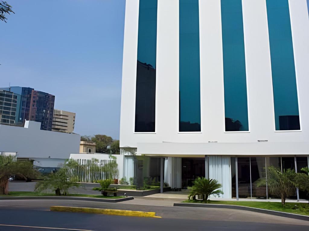 Lima Radisson-Hotel-San-Isidro exterior