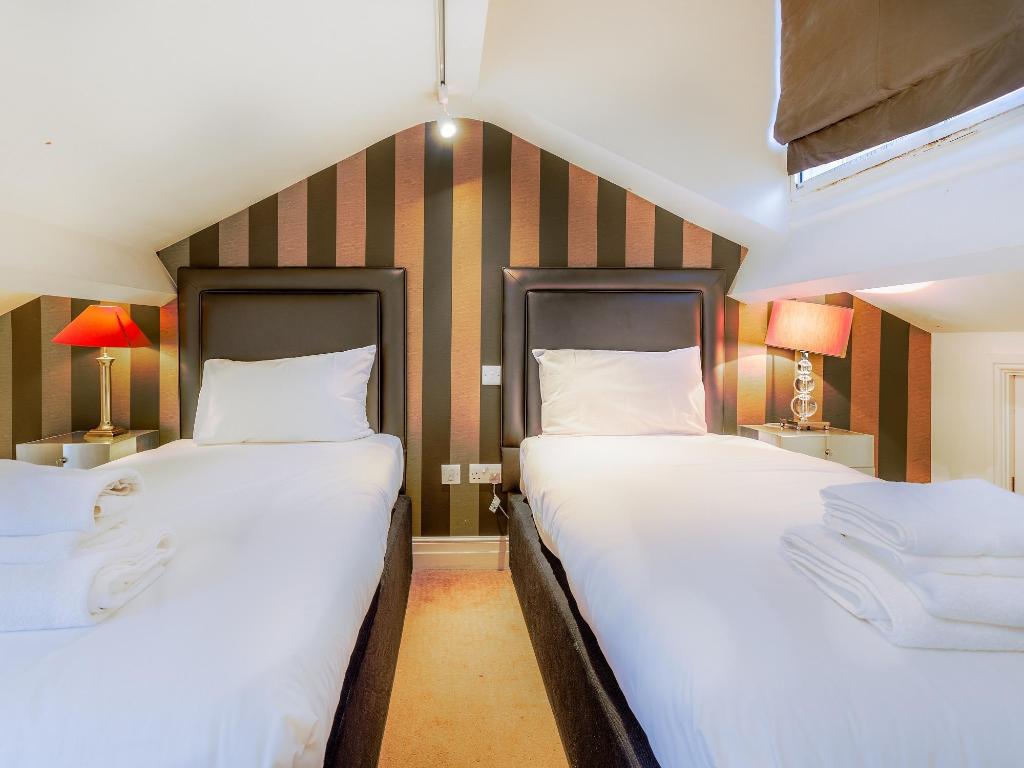 London The-Tophams-Victoria-Hotel interior