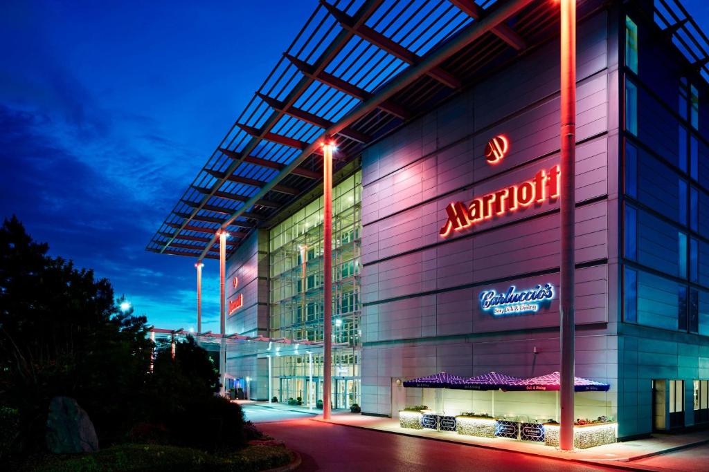 London London-Heathrow-Marriott-Hotel exterior