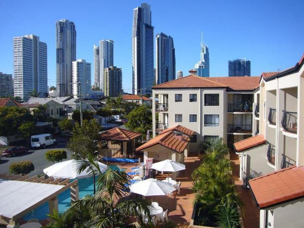 Gold-Coast Chevron-Palms-Holiday-Apartments exterior