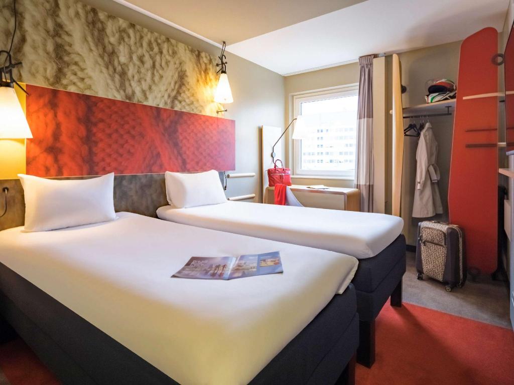 London Ibis-London-Docklands-Canary-Wharf interior