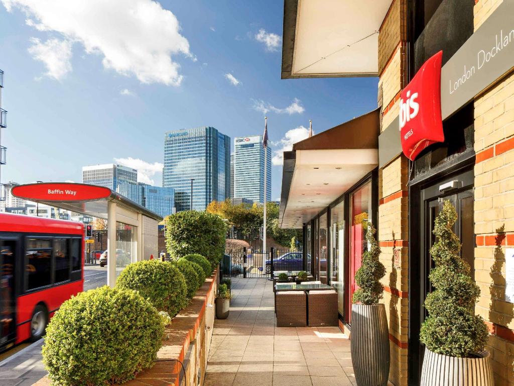 London Ibis-London-Docklands-Canary-Wharf exterior