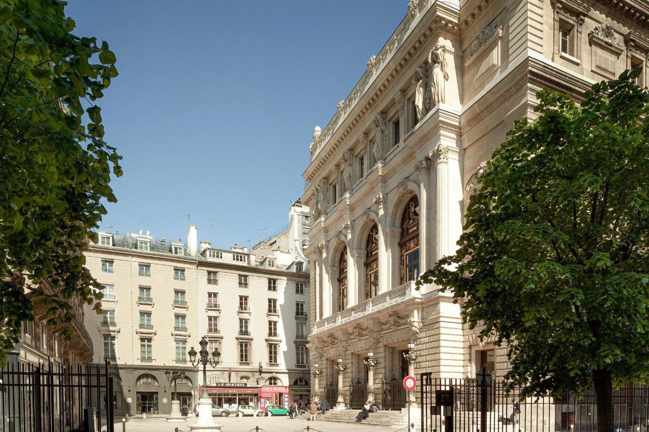 Paris La-Maison-Favart exterior