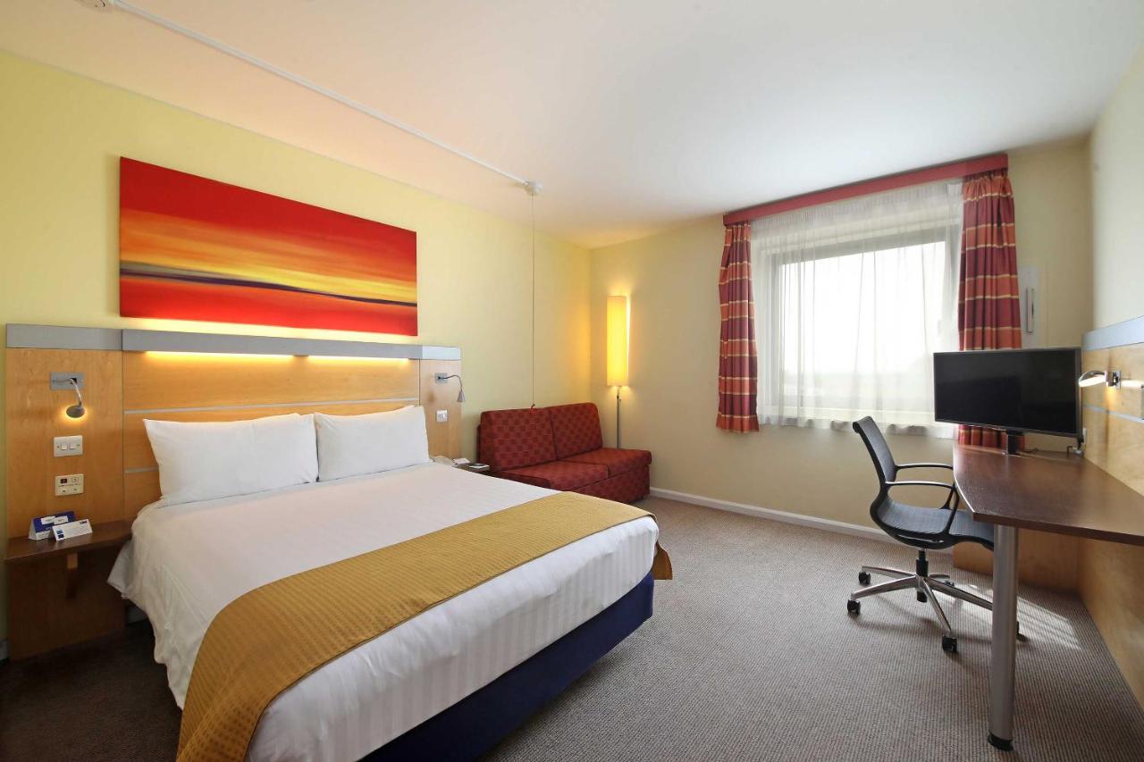 London Holiday-Inn-Express-London---Newbury-Park interior