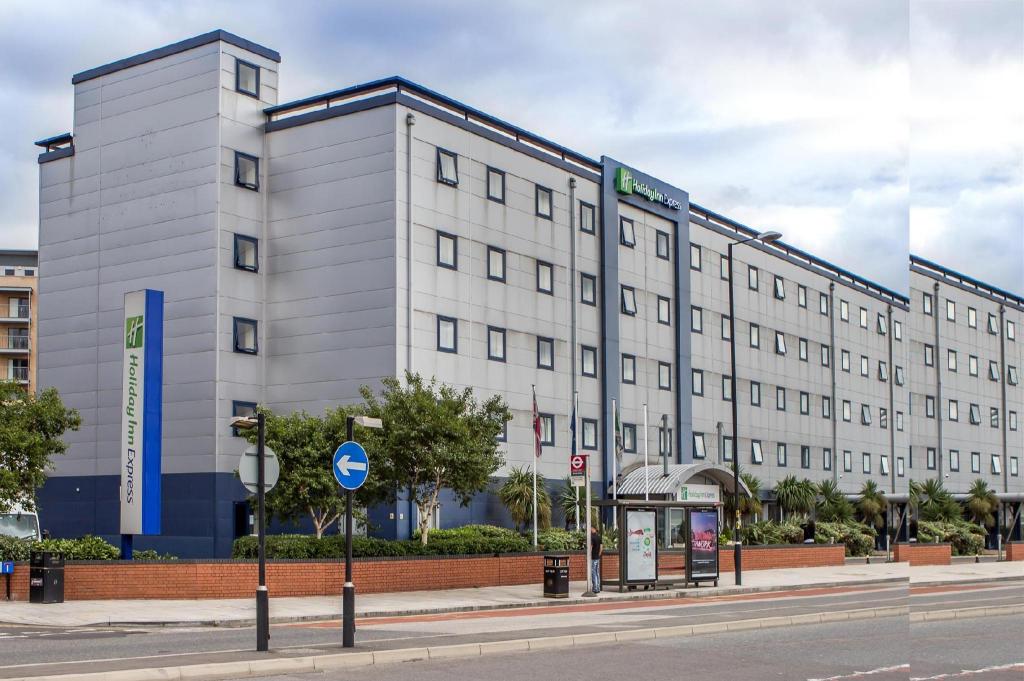 London Holiday-Inn-Express-Royal-Docks exterior