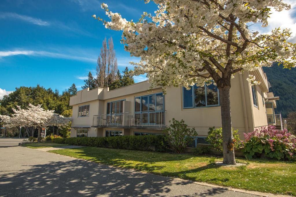 Queenstown Coronation-Lodge exterior