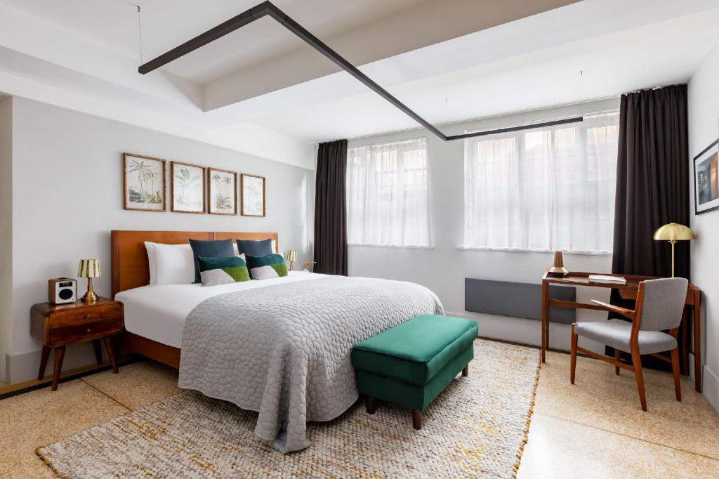 London Town-Hall-Hotel interior