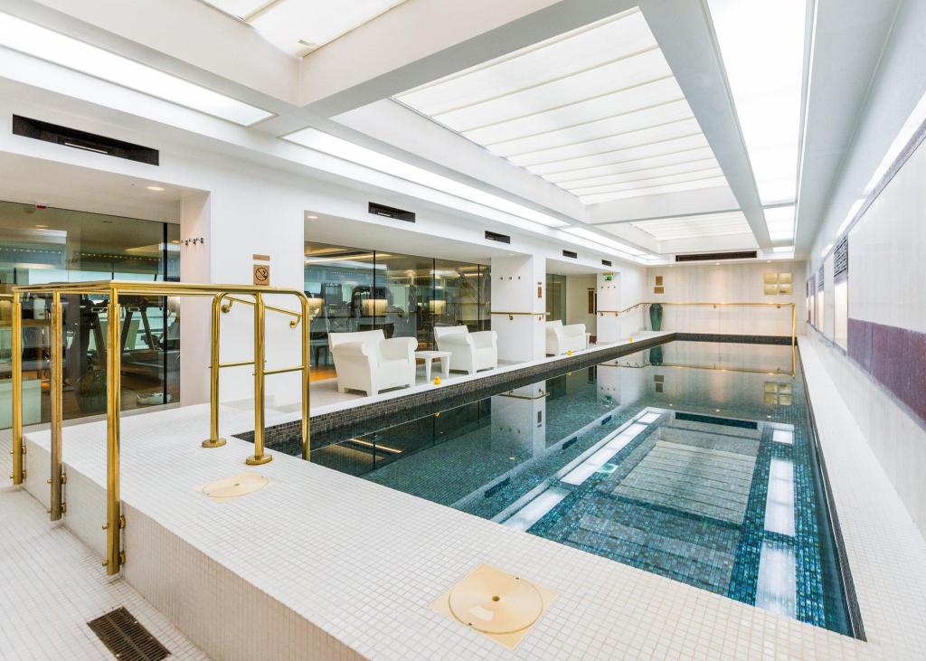 London Town-Hall-Hotel facility