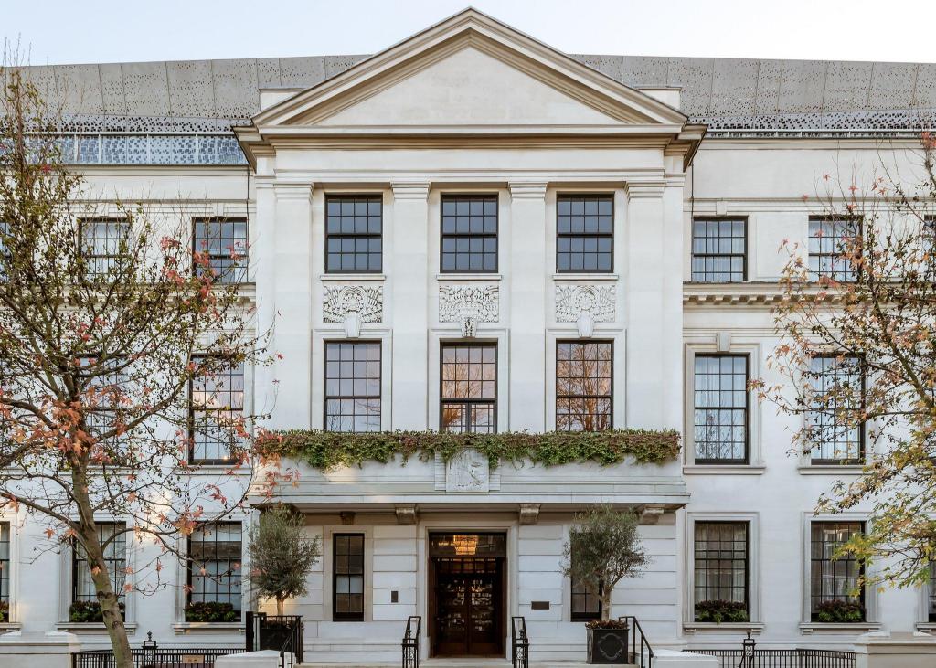 London Town-Hall-Hotel exterior