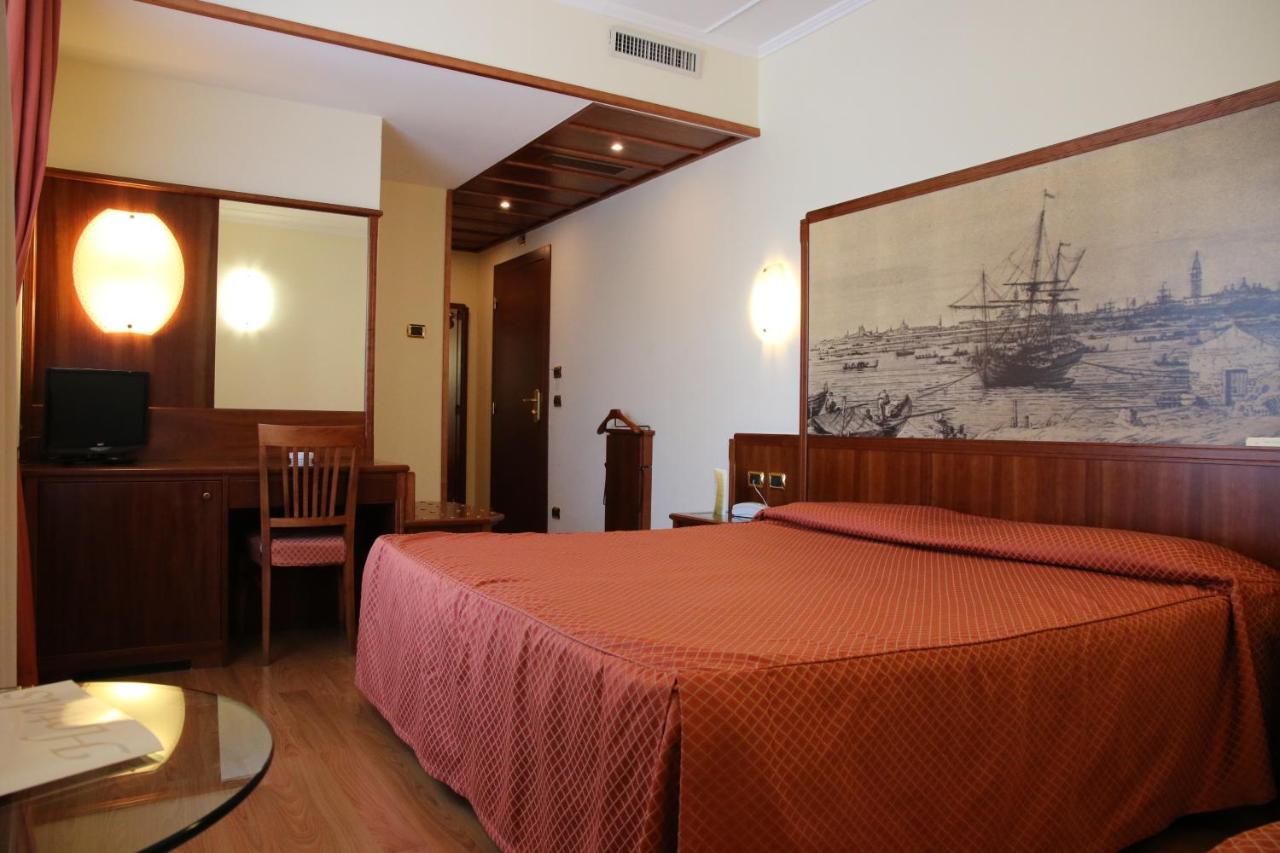 Venice Hotel-President interior