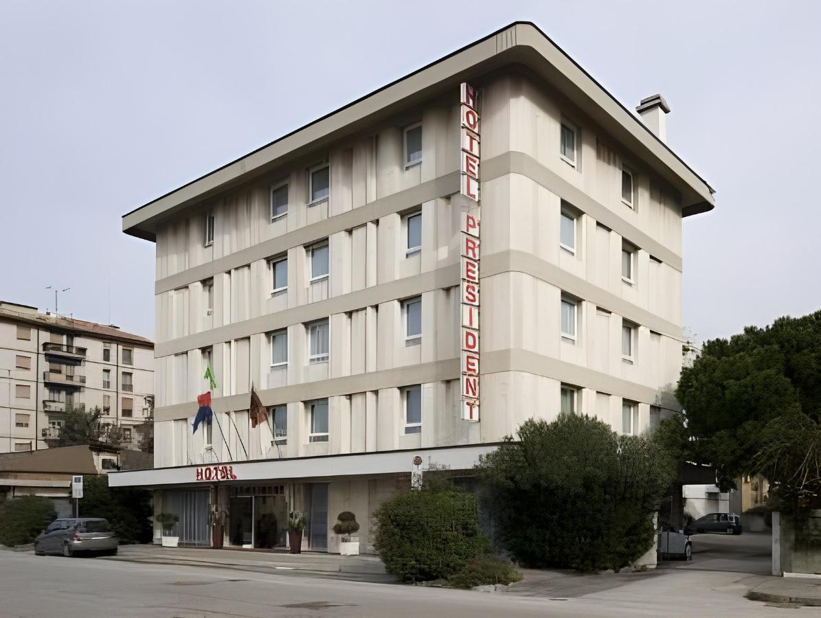 Venice Hotel-President exterior