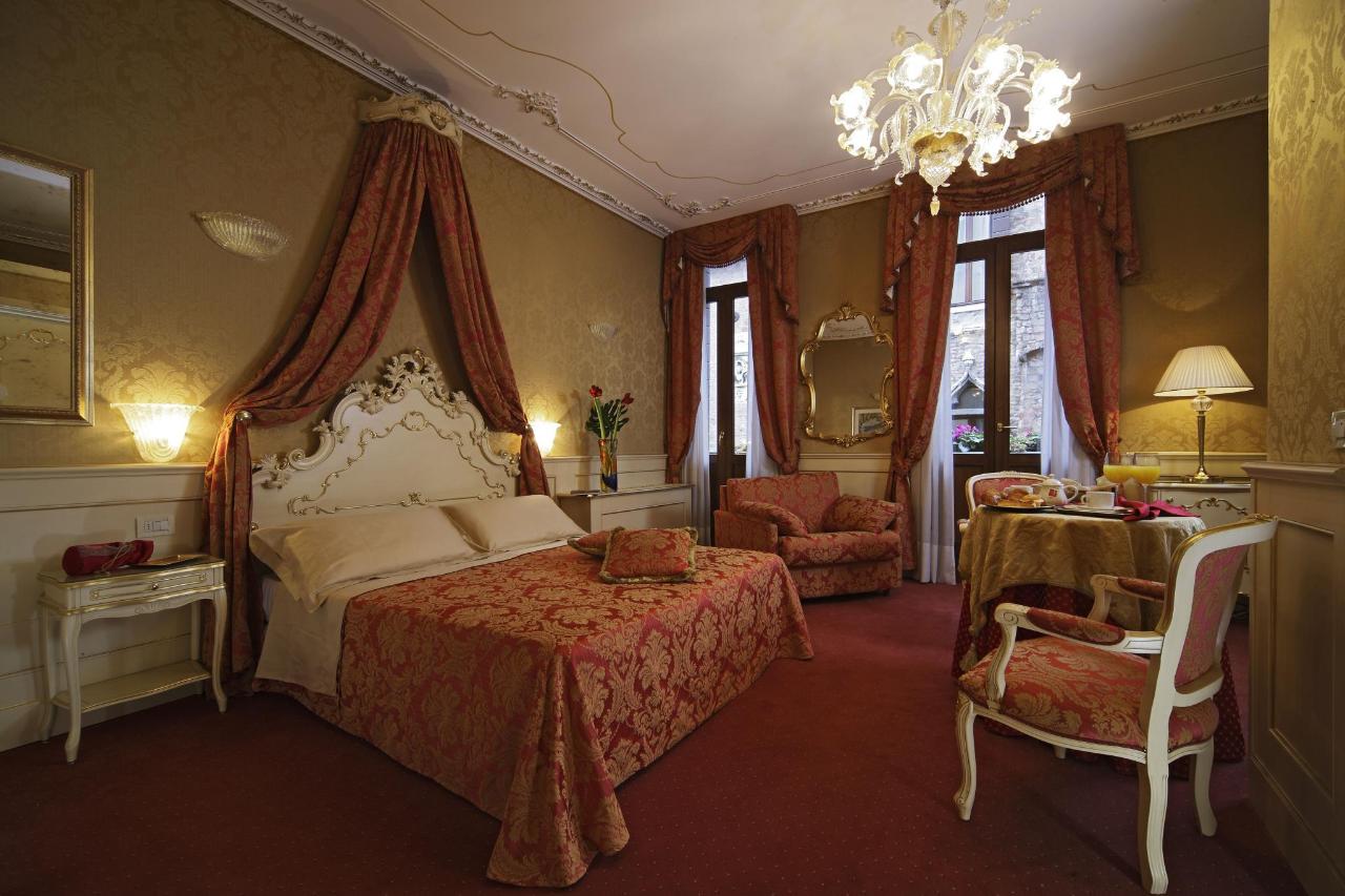 Venice Hotel-Becher interior