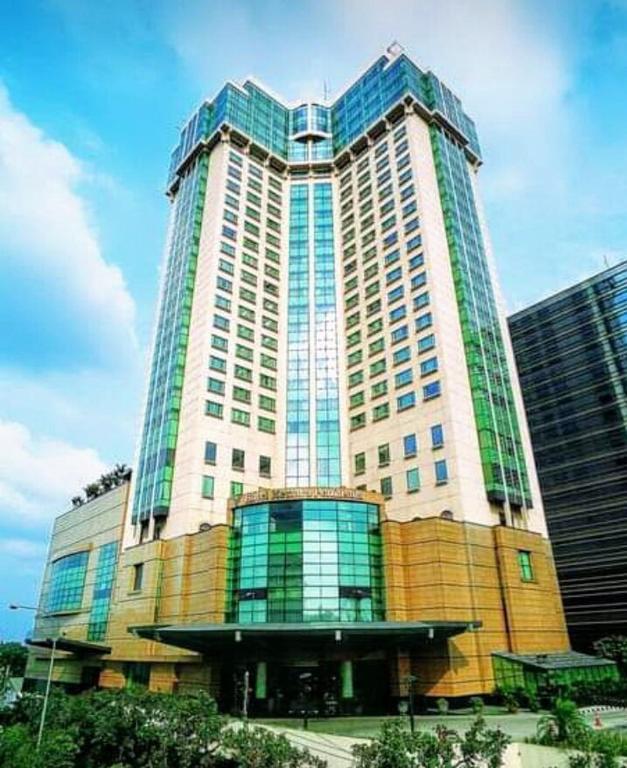 Jakarta Menara-Peninsula-Hotel exterior