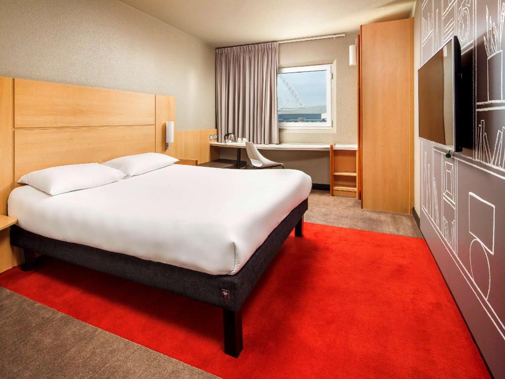 London Ibis-London-Wembley-Hotel interior